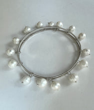 Load image into Gallery viewer, Silver with mullti-pearl playful bangle