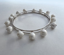 Load image into Gallery viewer, Silver bangle with mullti white pearls

