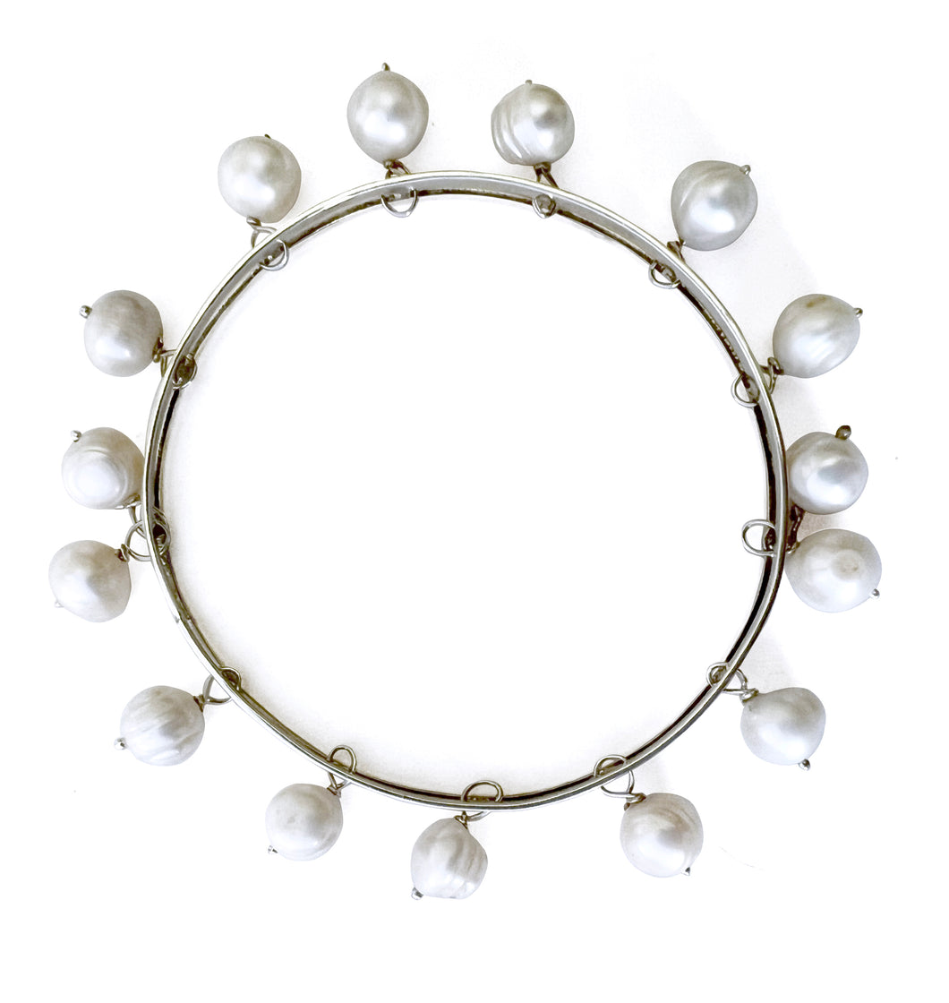 Silver with mullti-pearl playful bangle