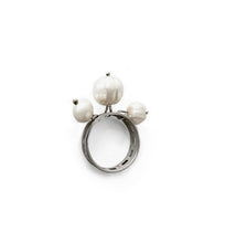 Load image into Gallery viewer, Trio pearl silver ring
